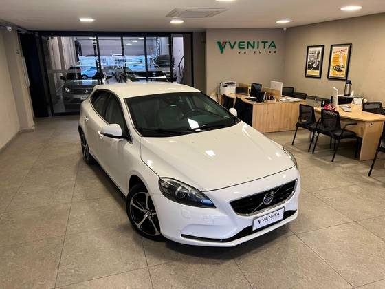 VOLVO V40 2.0 T4 DYNAMIC TURBO GASOLINA 4P AUTOMÁTICO VOLVO V40 2.0 T4 DYNAMIC TURBO GASOLINA 4P AUTOMÁTICO